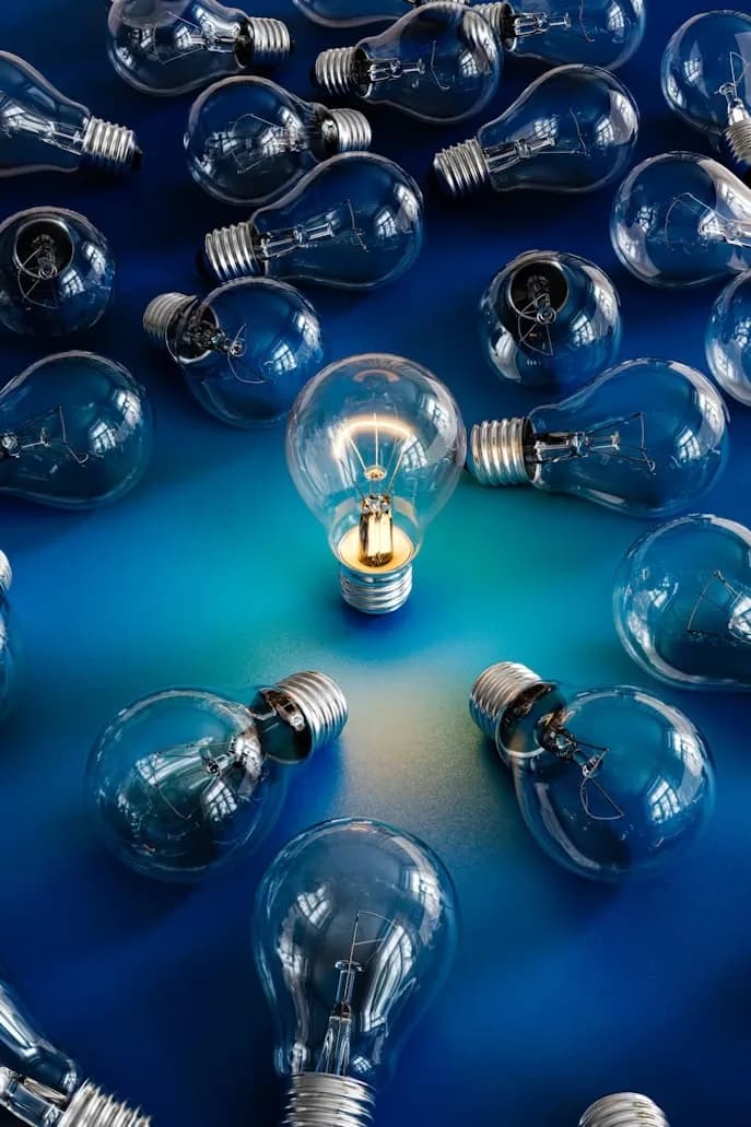 Ampoules allumées symbolisant les idées et les réponses